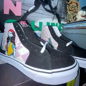 This pair of Vans Sk8-Hi The Nightmare Before Christmas Sally is brand new